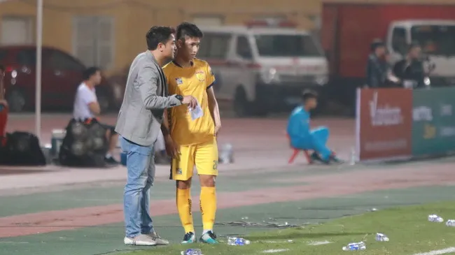 Nguyễn Trọng Hùng suýt hóa Kepa trong trận đấu giữa Viettel vs Thanh Hóa