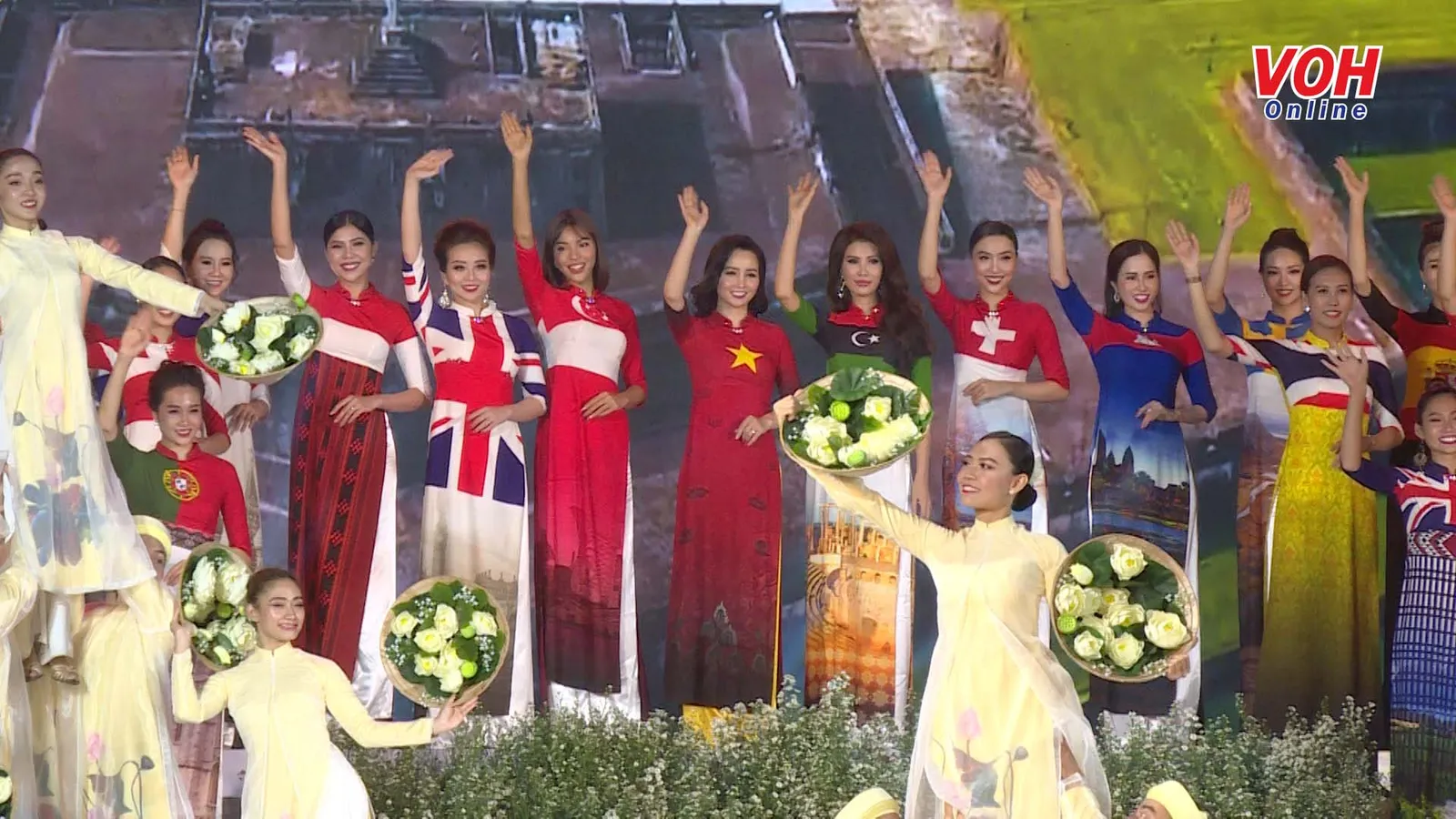 Rực rỡ sắc màu đêm khai mạc Lễ hội Áo dài 2019