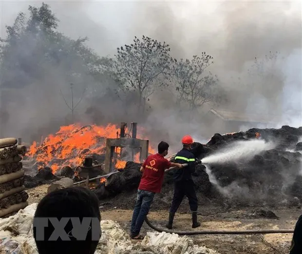 Cháy lớn thiêu rụi 100m2 nhà xưởng giặt, sấy bao bì ở Thanh Hóa