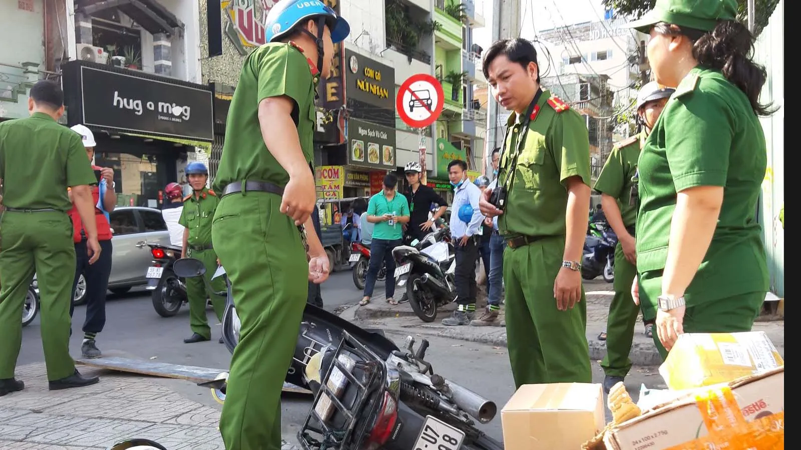 Ván công trình 17 tầng rơi vào đầu người chạy xe máy