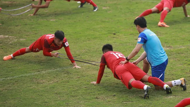 Park Sung Guyn - tân HLV thể lực khiến cầu thủ U23 Việt Nam nhăn mặt 