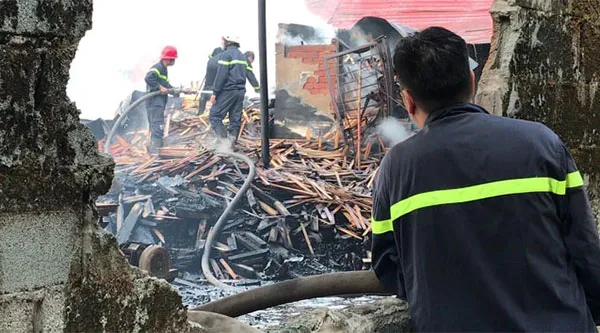 Xưởng gỗ bị thiêu rụi sau tiếng nổ lớn