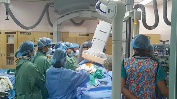 Đặt ống ghép không cần gây mê cứu sống bệnh nhân bị rò động mạch chủ bụng