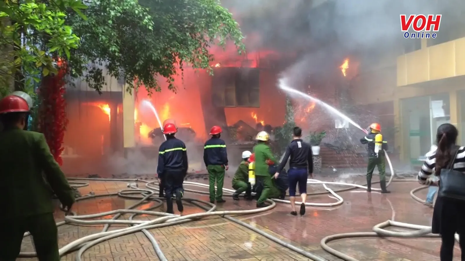 Cháy lớn khách sạn ở TP. Vinh, 1 người chết