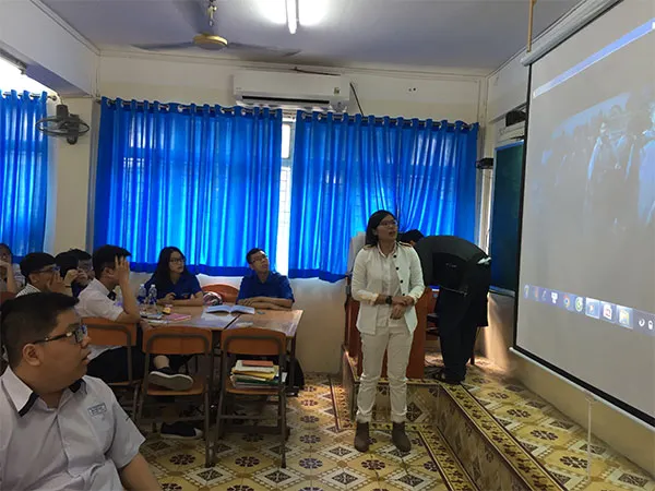 Học sinh thích thú với Một ngày làm giáo viên