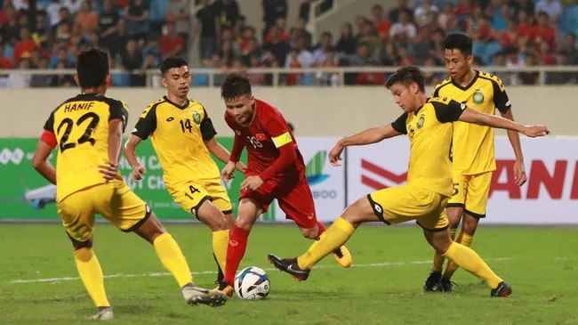 Quang Hải tái hiện màn 1 vs 4 kinh điển trong trận gặp U23 Brunei