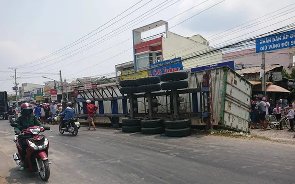 Đồng Tháp: Xe container lật đè 3 bà cháu chết thảm