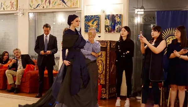 Nhựa tái chế được đem lên sàn trình diễn thời trang để kêu gọi ý thức bảo vệ môi trường