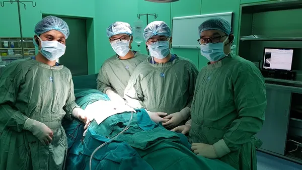 Bệnh nhân mang khối áp xe khổng lồ do mảnh đạn 40 năm trong ổ bụng