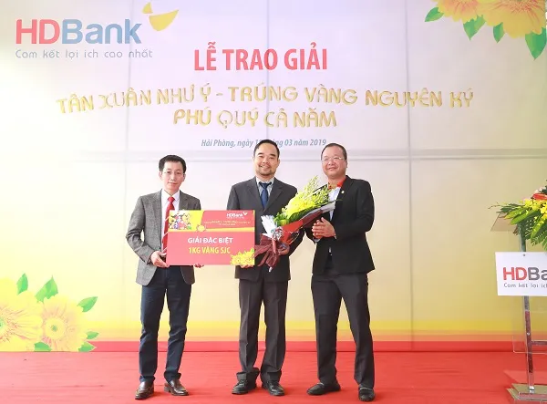 Gửi tiết kiệm - Khách hàng HDBank trúng thưởng một ký vàng