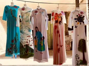 Vẽ áo dài tặng công nhân khu nhà trọ, khu lưu trú