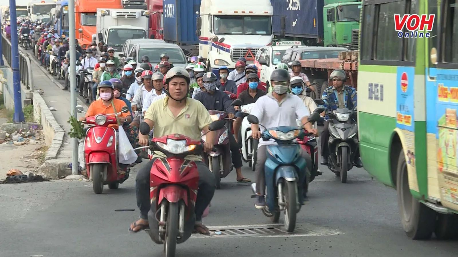 Giao thông nhiều tuyến đường cửa ngõ thành phố ùn tắc nghiêm trọng