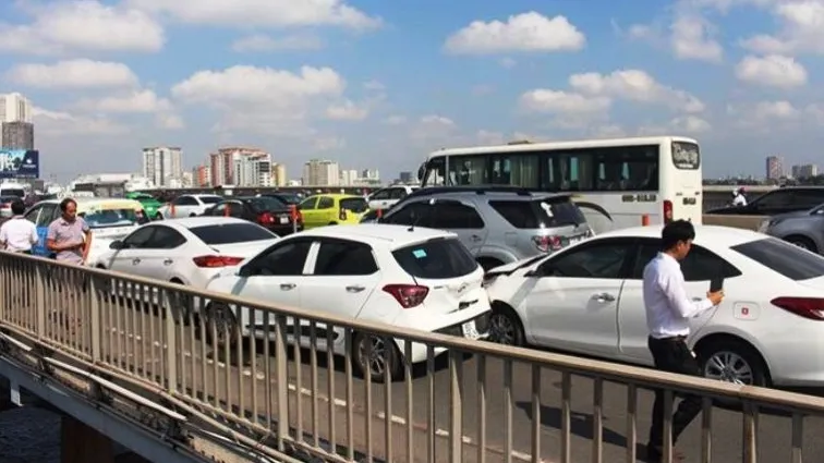 4 ô tô va chạm liên hoàn trên cầu Sài Gòn