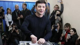 Diễn viên hài dẫn đầu cuộc bầu cử tổng thống tại Ukraine