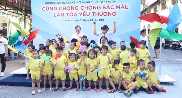 Chong chóng sắc màu tặng niềm vui cho trẻ tự kỷ