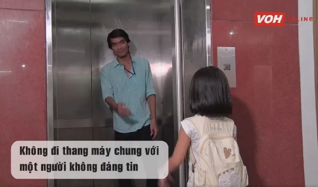 Cha mẹ cần làm gì để giúp con phòng tránh bị sàm sỡ trong thang máy