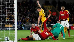 Kết quả Ngoại hạng Anh 3/4: Young nhận thẻ đỏ, Smalling đốt lưới nhà, MU thua ngược Wolves