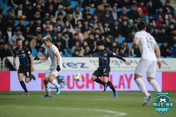 Công Phượng lần đầu đá chính K-League trong trận Incheon United thua Daegu