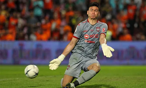Văn Lâm cùng Muangthong Utd thảm bại 0-3 ở Thai-League