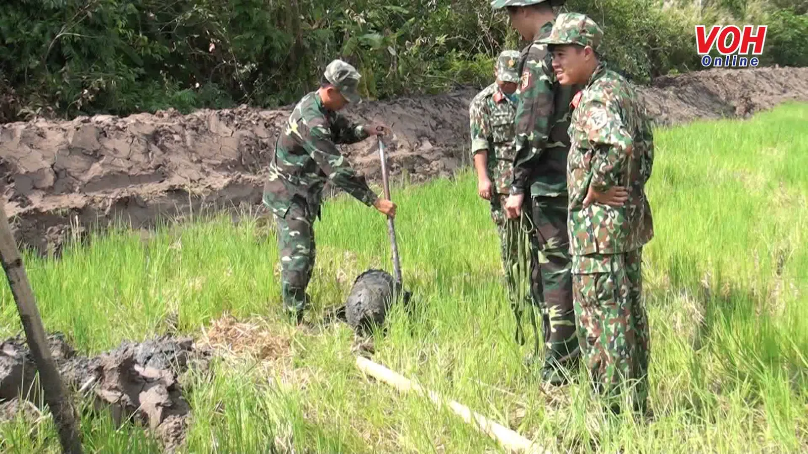 Người dân Cà Mau hốt hoảng phát hiện bom napalm trong lúc cài tạo đất làm ruộng