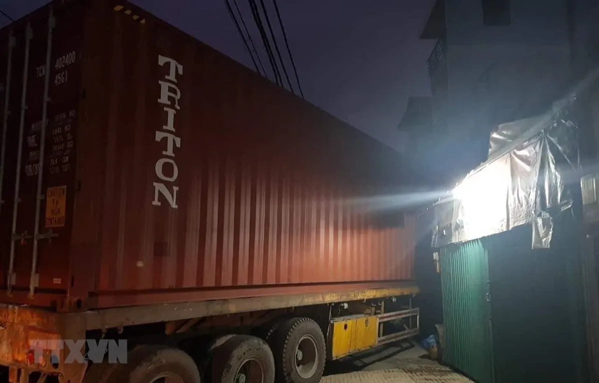 TPHCM: Container tông sập 3 nhà dân, 14 người thoát chết trong gang tấc