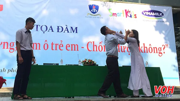 Phải phân biệt giữa cưng nựng và dâm ô trẻ em để tránh tình trạng chạy tội !