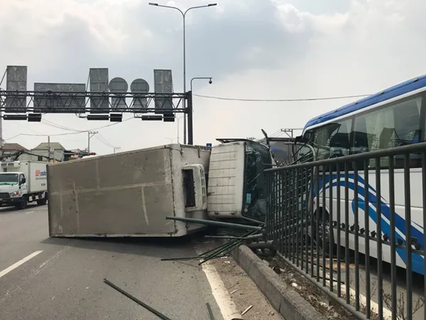 Tai nạn giao thông 11/4: Xe tải gây tai nạn liên hoàn tại TPHCM