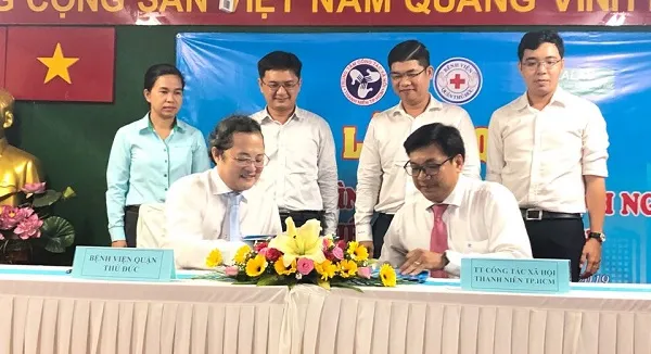 Bệnh viện tuyến quận đầu tiên ra quân hoạt động tình nguyện tiếp sức người bệnh