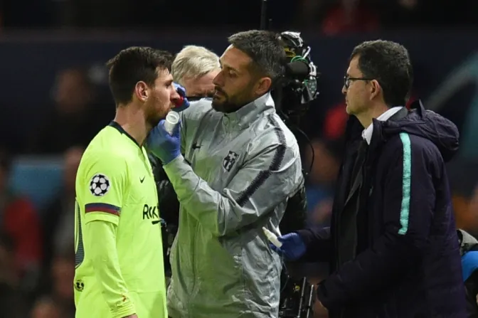 Dính chấn thương ở sống mũi vì cú đánh của Smalling, Messi có thể nghỉ ở La Liga