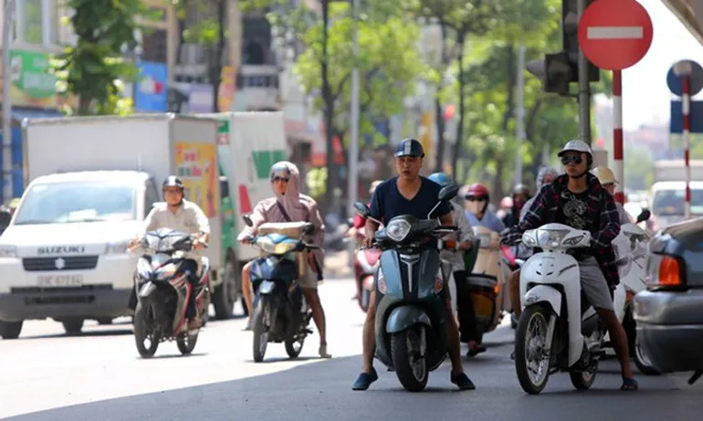 Dự báo thời tiết ngày mai 13/4: Nắng nóng trở lại ở Tây Bắc Bộ, vùng núi Bắc Trung Bộ và Trung Bộ