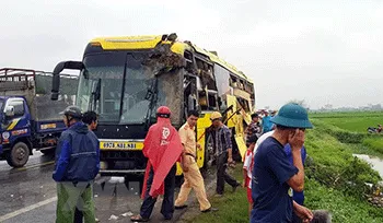 Nam Định: Tai nạn ôtô liên hoàn, đầu xe 45 chỗ cắm xuống mương