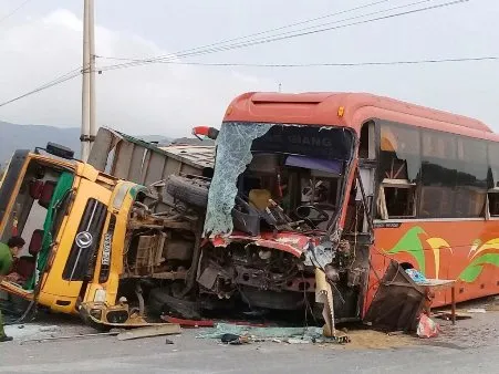 Tai nạn giao thông 18/4: Xe khách đâm ngang xe tải, 2 người nguy kịch