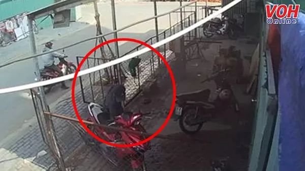 Camera bắt trộm: Chỉ một phút lơ là, chiếc xe tay ga ‘bay xa’