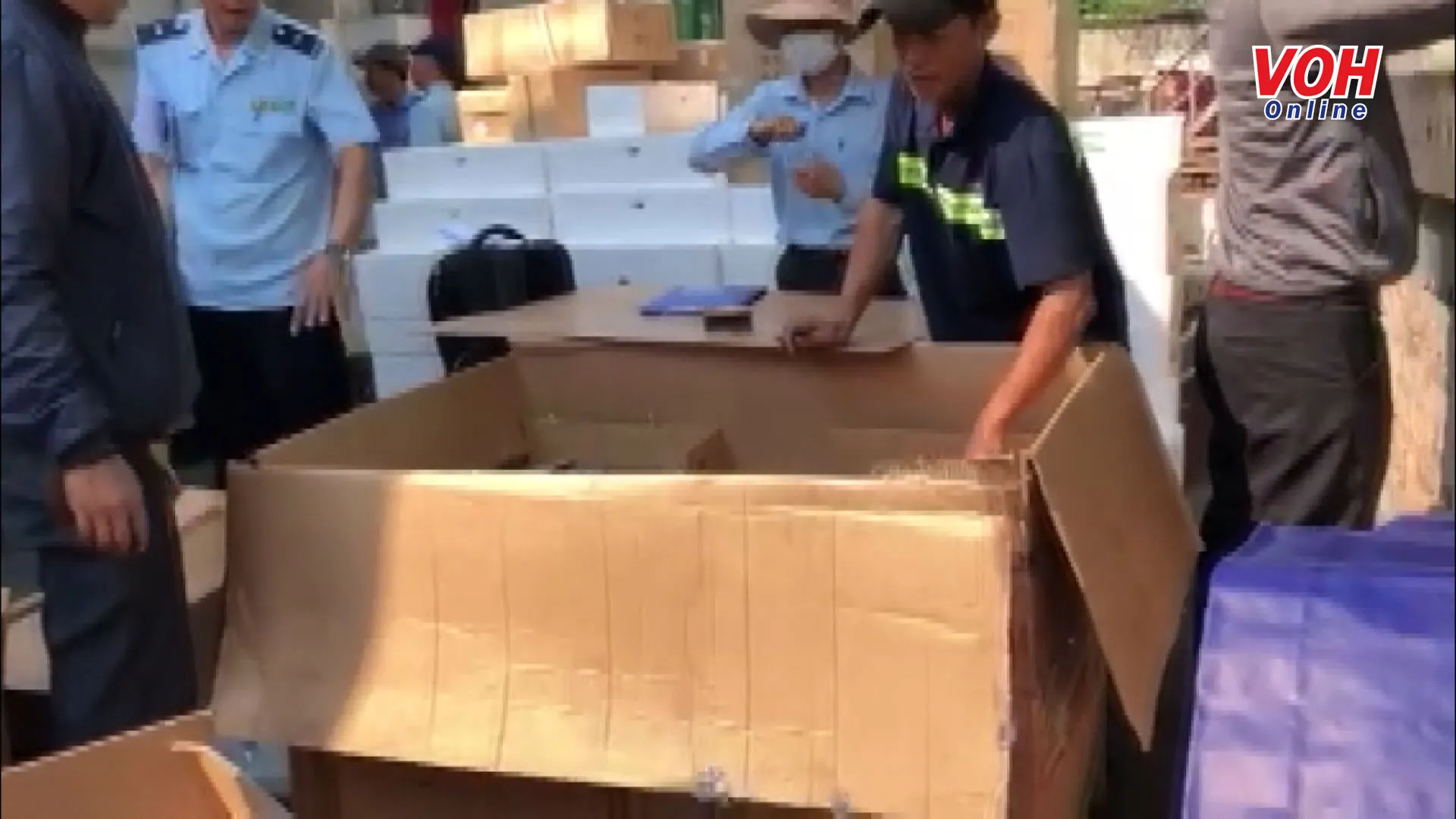 Bặt giữ phụ tùng ô tô hạng sang nhập lậu tại cảng Cát Lái