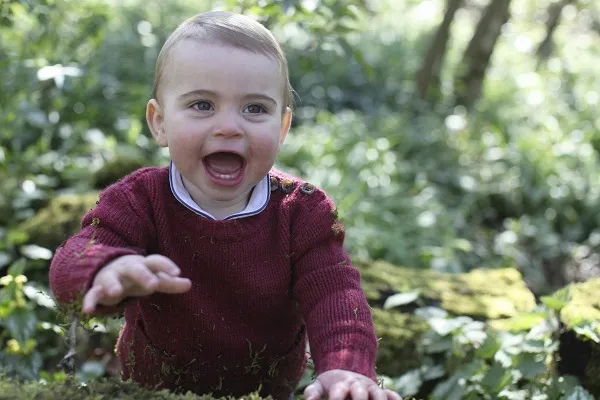 Hoàng gia Anh đăng hình mới của Hoàng tử Louis nhân dịp sinh nhật 1 tuổi