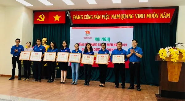 Đoàn Thanh niên VOH nhận bằng khen Trung Ương Đoàn TNCS HCM