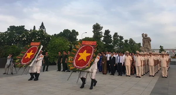 Tin TPHCM ngày 26/04/2019: Lãnh đạo TPHCM dâng hương tưởng niệm các Anh hùng liệt sĩ