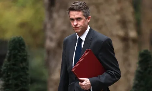 Bộ trưởng quốc phòng Anh bị sa thải