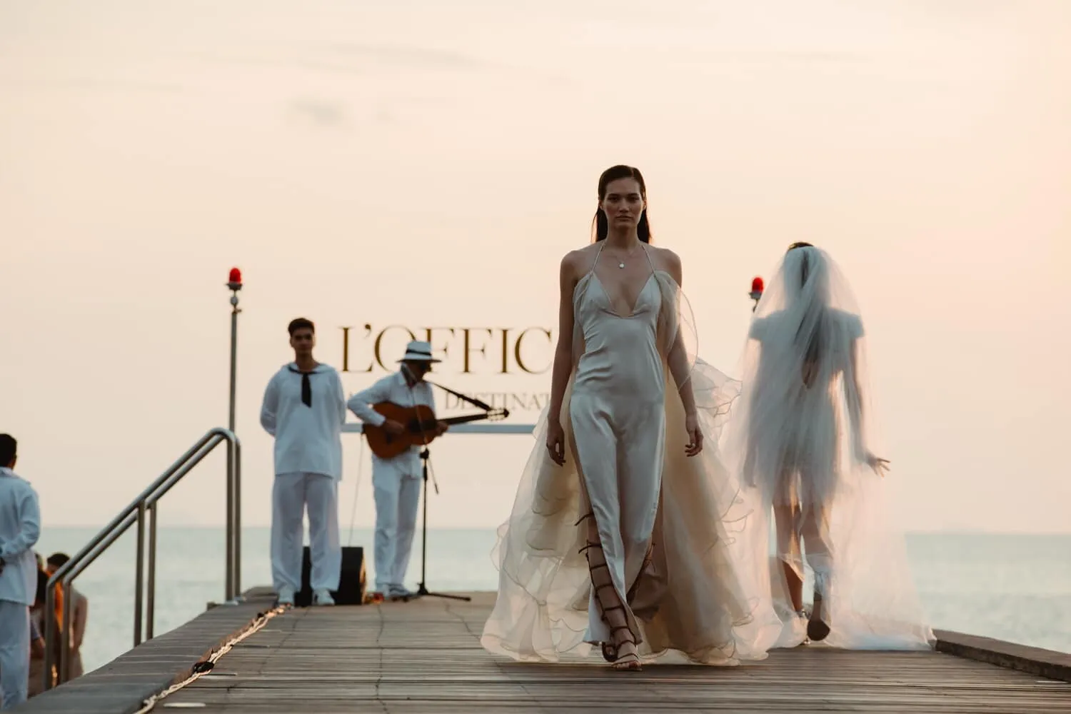 L’Officiel Fashion Destination 2019 gây ấn tượng với sàn diễn trên mặt nước biển dài nhất Đông Nam Á