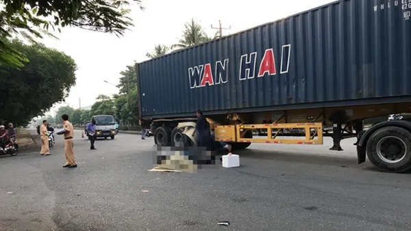 Tai nạn giao thông hôm nay 3/5/2019: Va chạm với xe container, 1 người tử vong tại chỗ