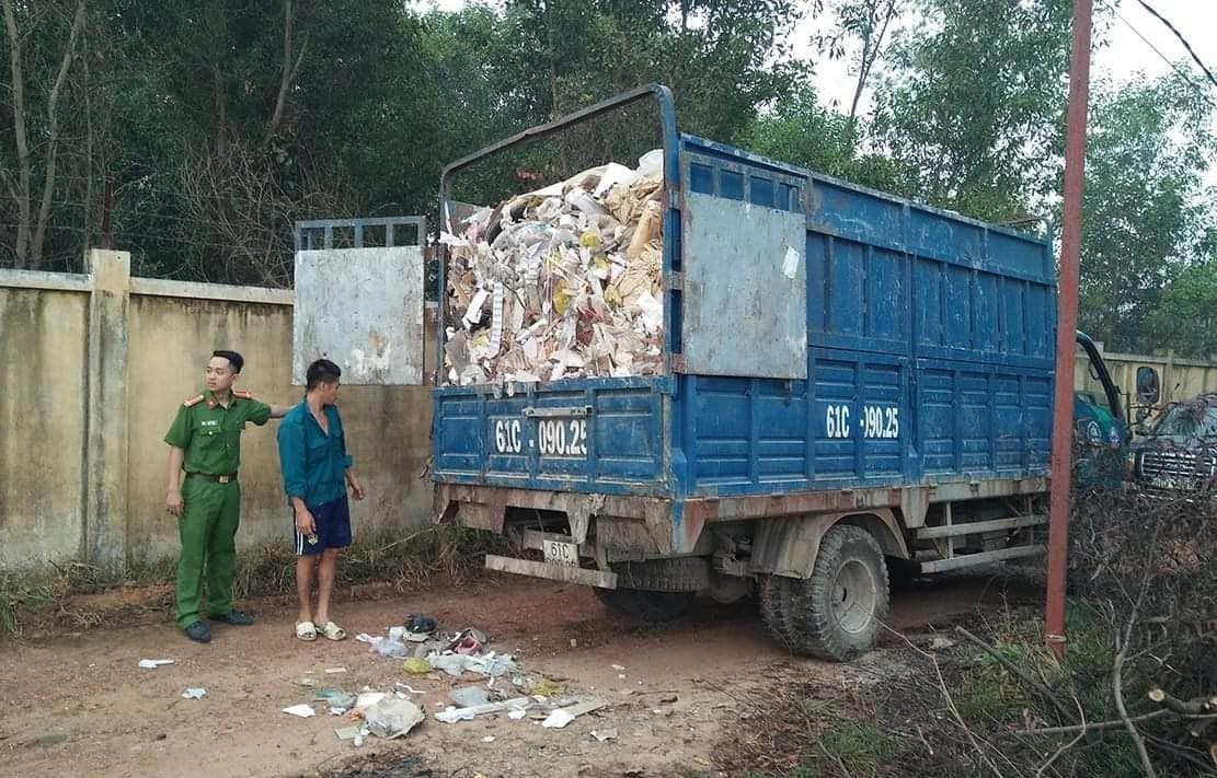 Bắt quả tang xe công ty xử lý rác đổ trộm chất thải