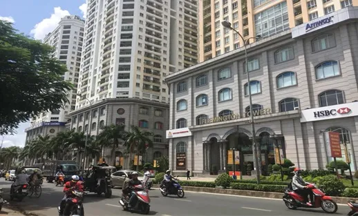 Người dân TPHCM dùng nhiều cách chống nắng
