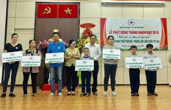 Trao tặng gần 170 triệu đồng cho giáo viên, học sinh mắc bệnh hiểm nghèo