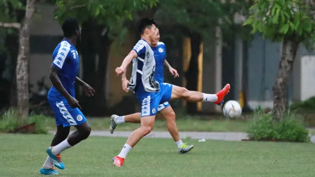 Hà Nội FC đội mưa tập luyện trước trận quyết định tại AFC Cup 2019