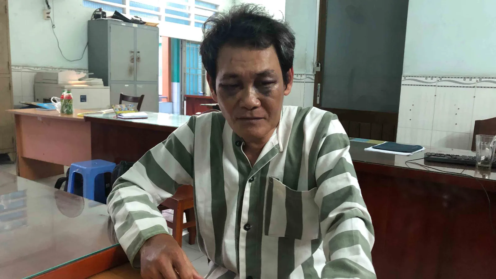 Người đàn ông bị đánh bầm mắt vì dâm ô với trẻ em