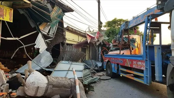 Tai nạn giao thông hôm nay 17/5/2019: Xe đầu kéo mất lái đâm sập hàng loạt nhà dân