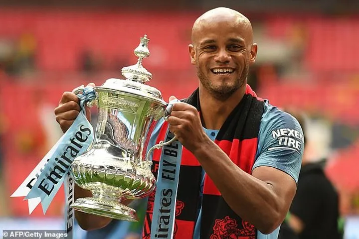 Chính thức: Đội trưởng Kompany chia tay Man City