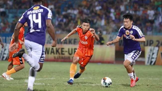 Hà Đức Chinh rời sân muộn để thỏa lòng NHM