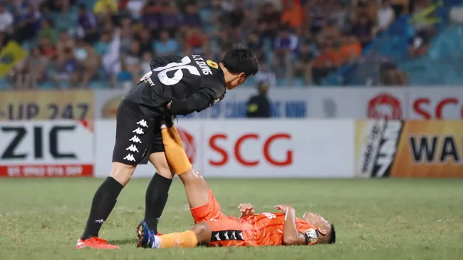 Những hành động ấm áp của thủ môn Bùi Tiến Dũng trong lần đầu bắt chính