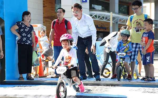 Ngày hè sôi động tại Hồ Bán Nguyệt - Khu đô thị Phú Mỹ Hưng quận 7